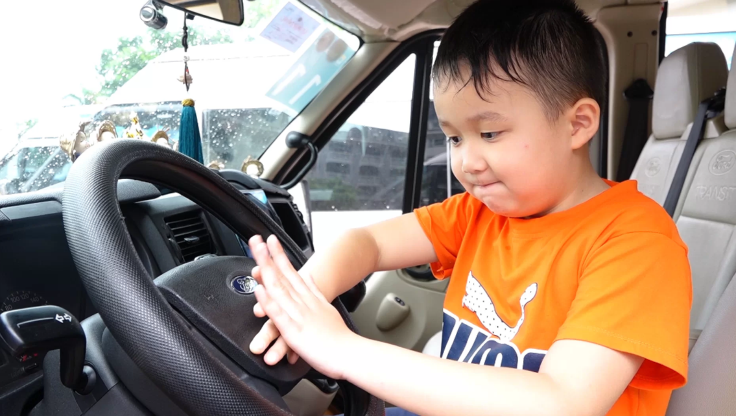 Từ vụ bé trai 5 tuổi bị bỏ quên trên xe, đây là 6 KỸ NĂNG cha mẹ nhất định phải hướng dẫn trẻ để thoát hiểm- Ảnh 2.