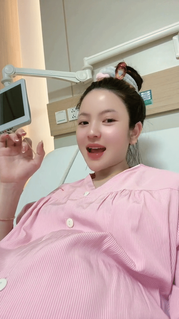 Gần sinh Chu Thanh Huyền bất ngờ nhập viện, vẫn livestream từ giường bệnh giữa lúc Quang Hải vắng nhà- Ảnh 1.