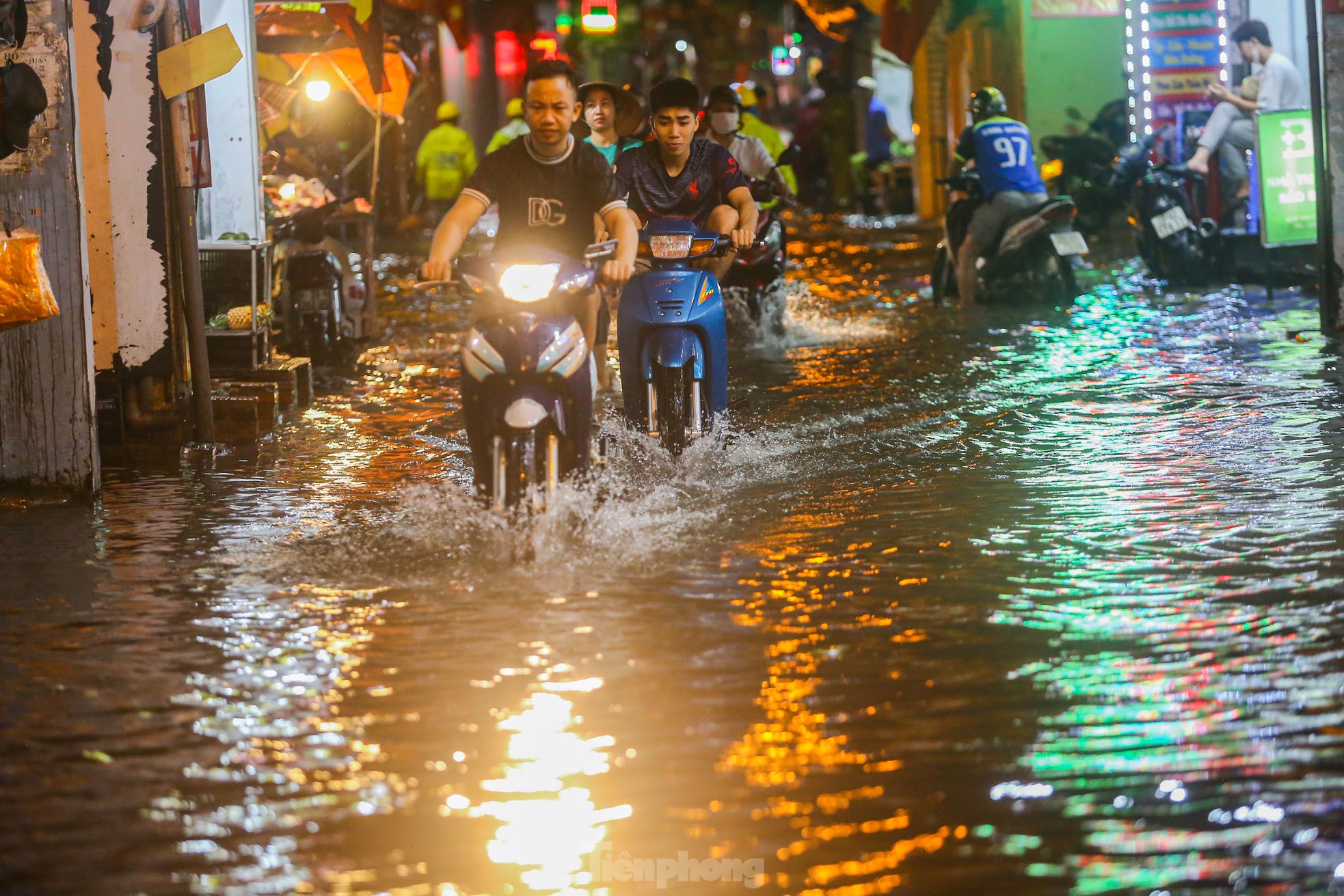 Đường phố Hà Nội 'thành sông' chỉ sau 20 phút mưa rào- Ảnh 13.