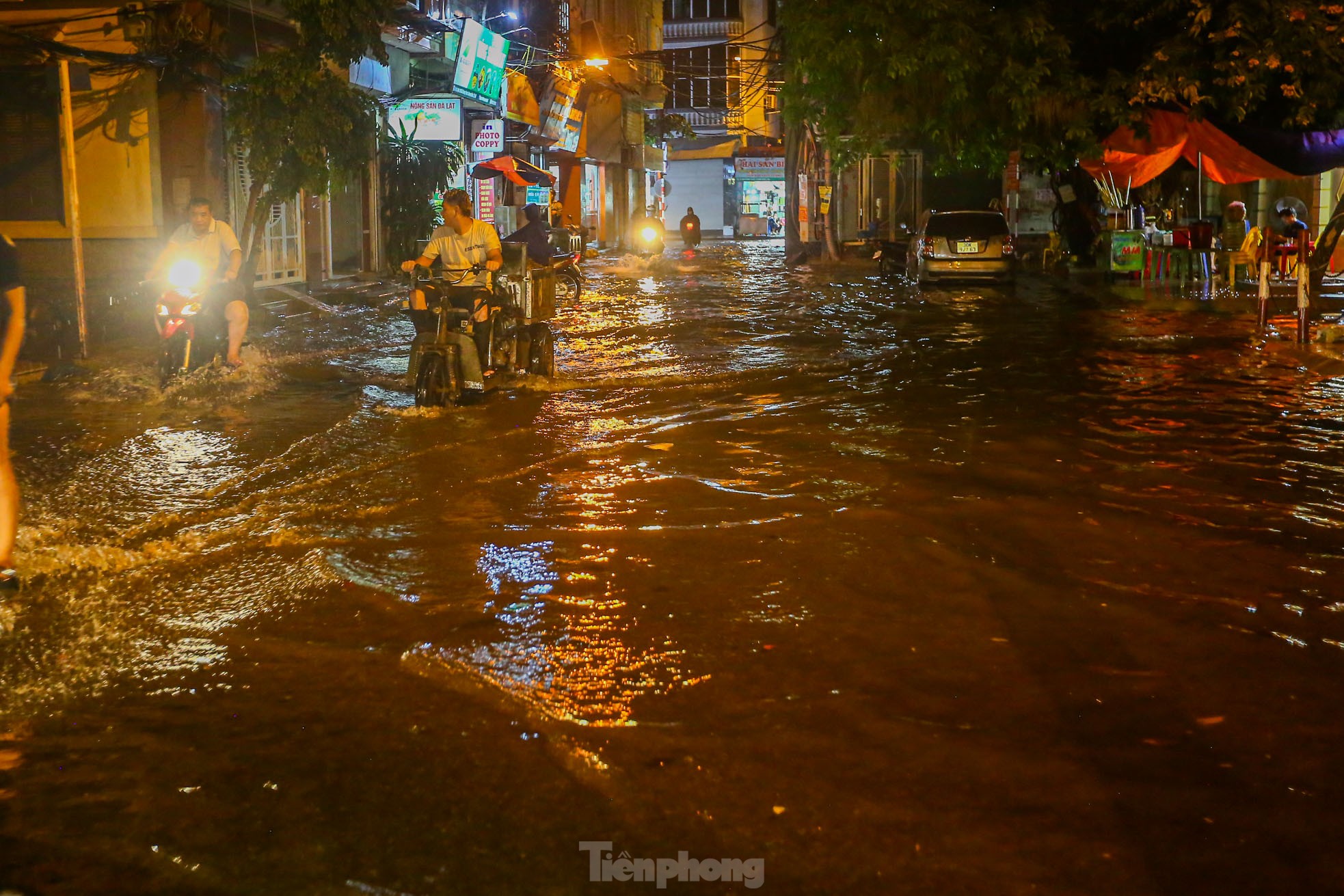 Đường phố Hà Nội 'thành sông' chỉ sau 20 phút mưa rào- Ảnh 14.