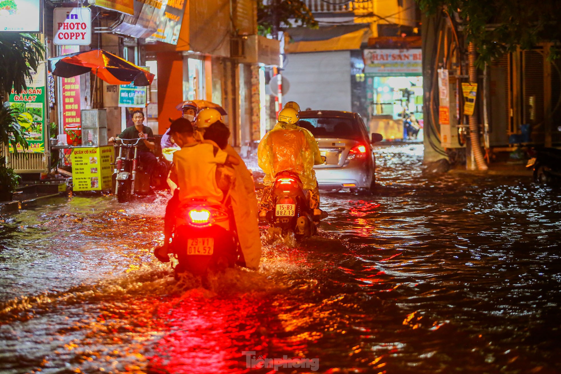 Đường phố Hà Nội 'thành sông' chỉ sau 20 phút mưa rào- Ảnh 16.