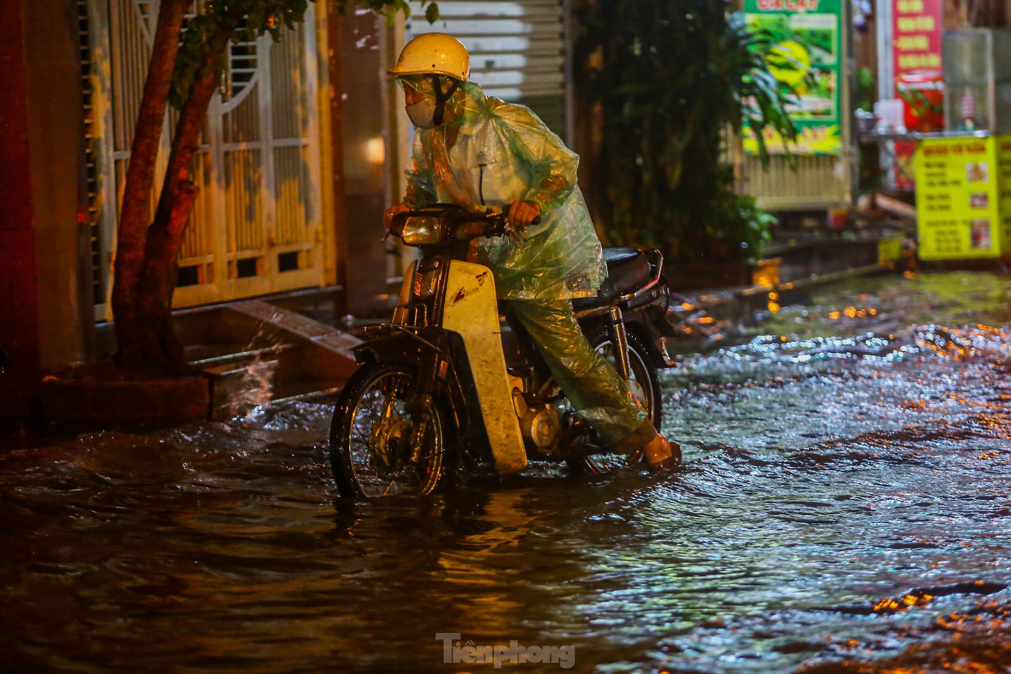 Đường phố Hà Nội 'thành sông' chỉ sau 20 phút mưa rào- Ảnh 17.