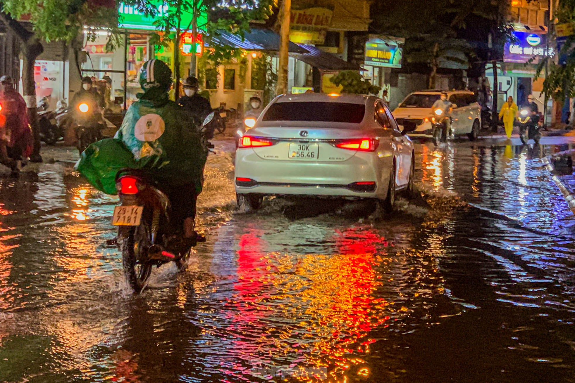 Đường phố Hà Nội 'thành sông' chỉ sau 20 phút mưa rào- Ảnh 23.