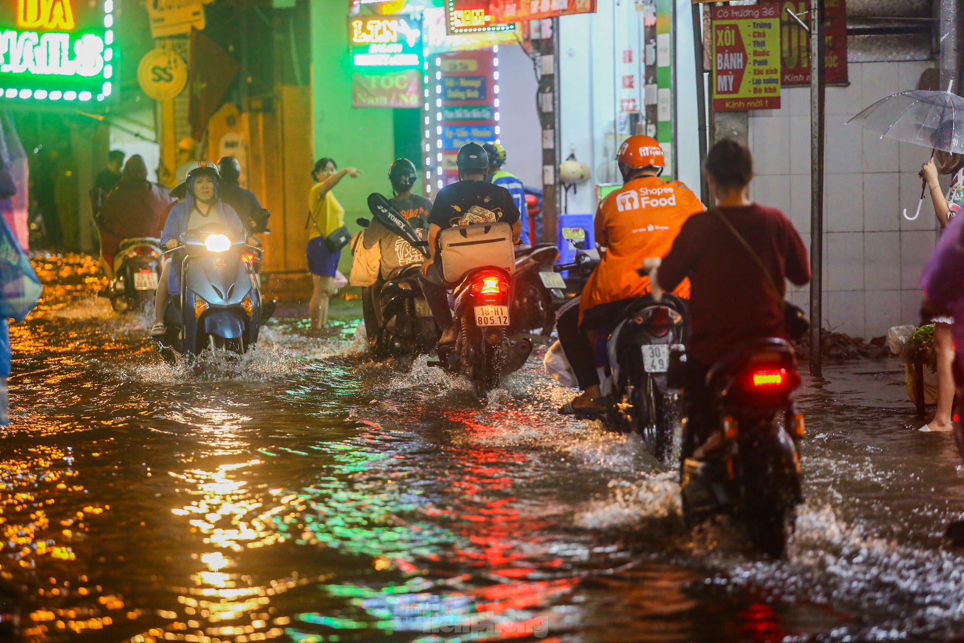 Đường phố Hà Nội 'thành sông' chỉ sau 20 phút mưa rào- Ảnh 2.