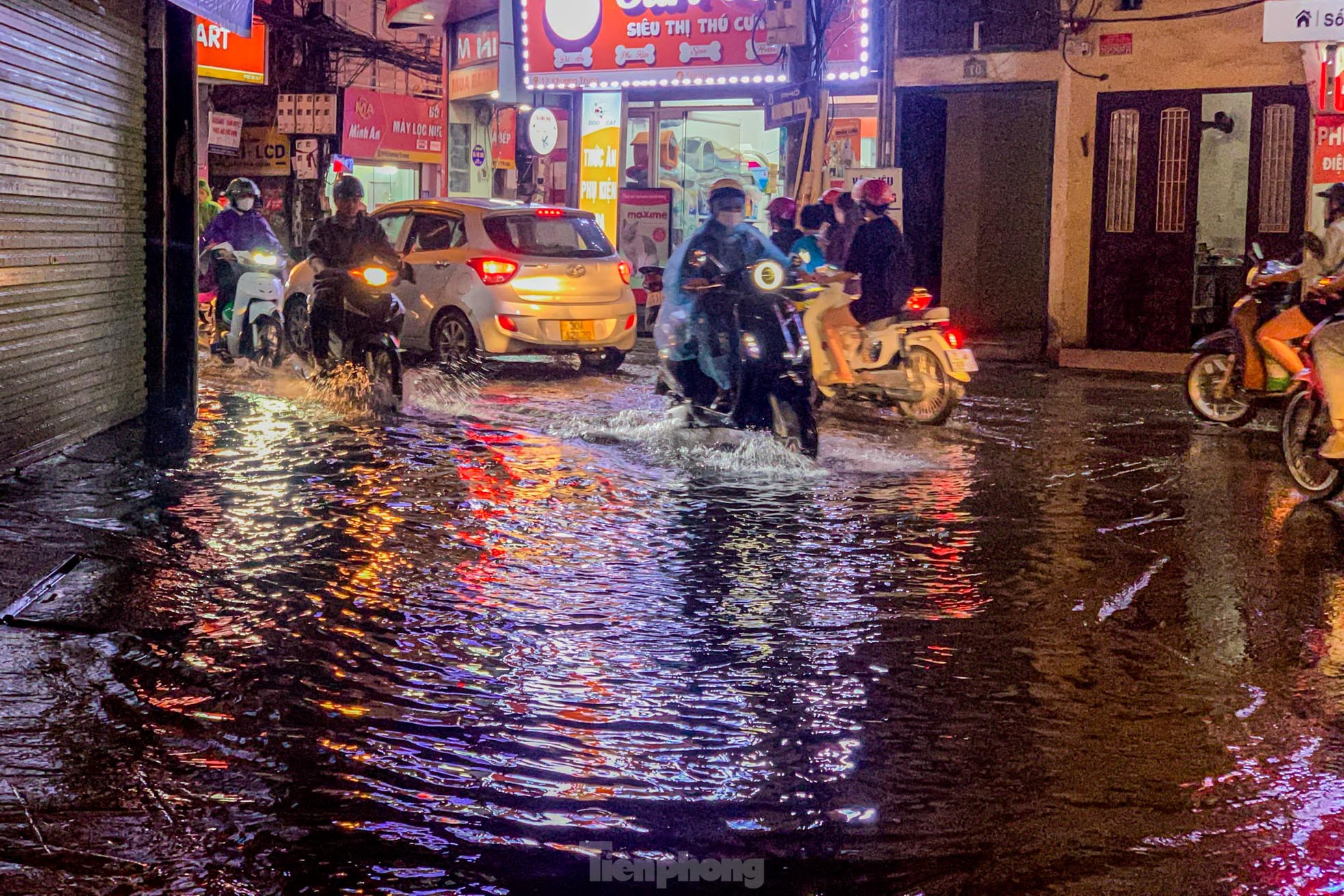 Đường phố Hà Nội 'thành sông' chỉ sau 20 phút mưa rào- Ảnh 26.