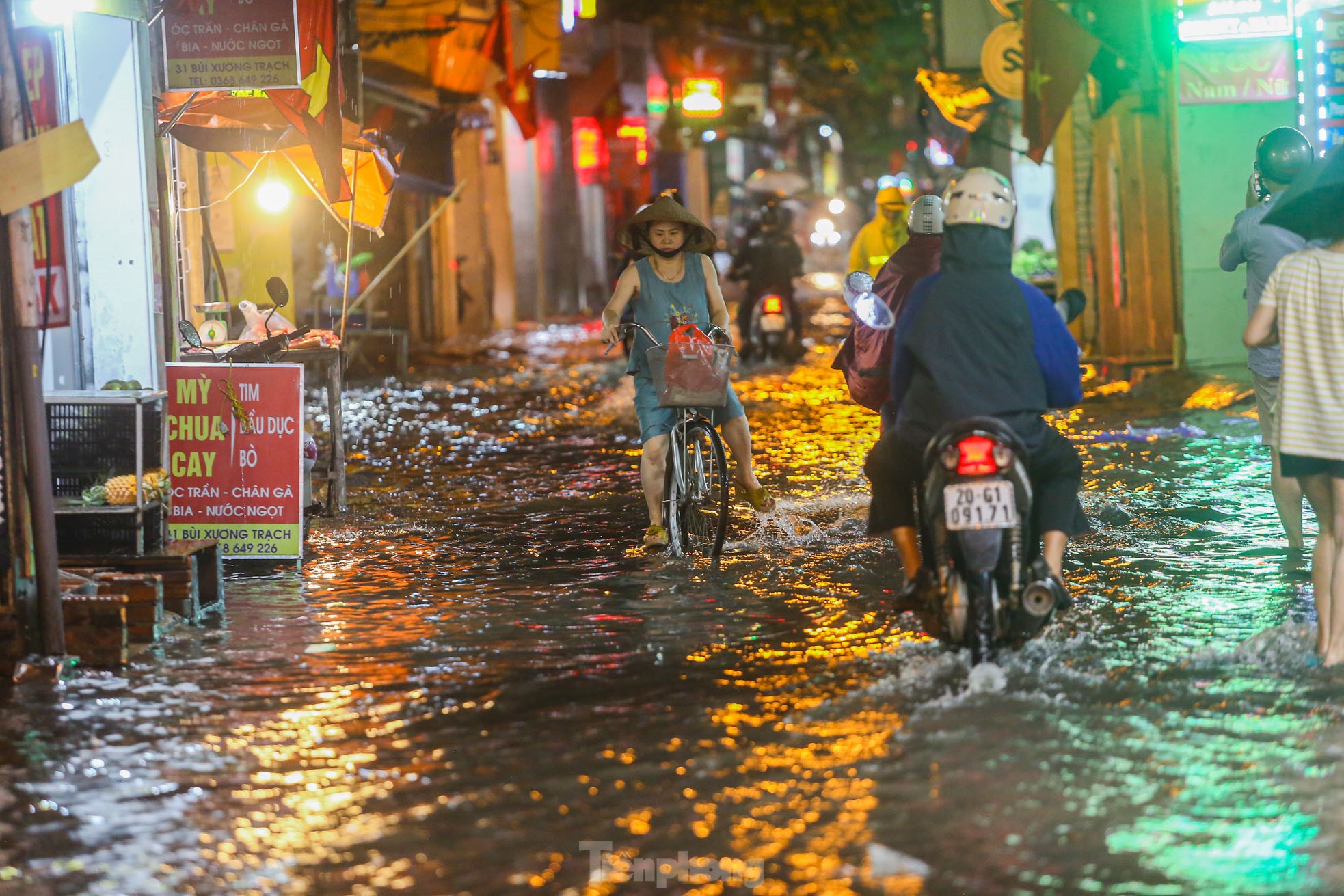 Đường phố Hà Nội 'thành sông' chỉ sau 20 phút mưa rào- Ảnh 3.