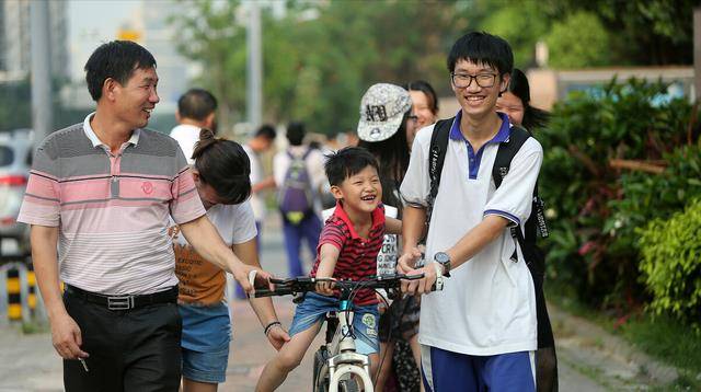 Con trai thi đại học đạt điểm cao vút, bố vẫn ép phải thi lại: Khi có kết quả, cả nhà im lặng- Ảnh 1.