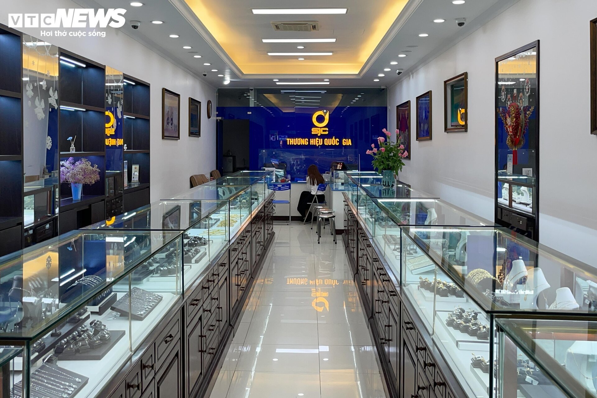 Giá vàng biến động mạnh, cửa hàng ở Hà Nội nhiều lúc ngừng bán- Ảnh 8.