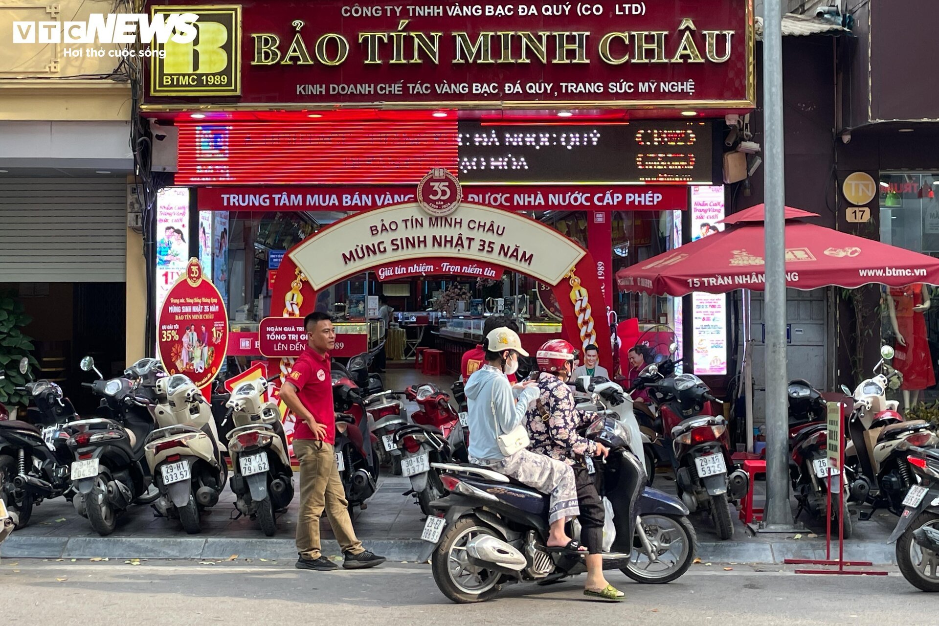 Giá vàng biến động mạnh, cửa hàng ở Hà Nội nhiều lúc ngừng bán- Ảnh 4.