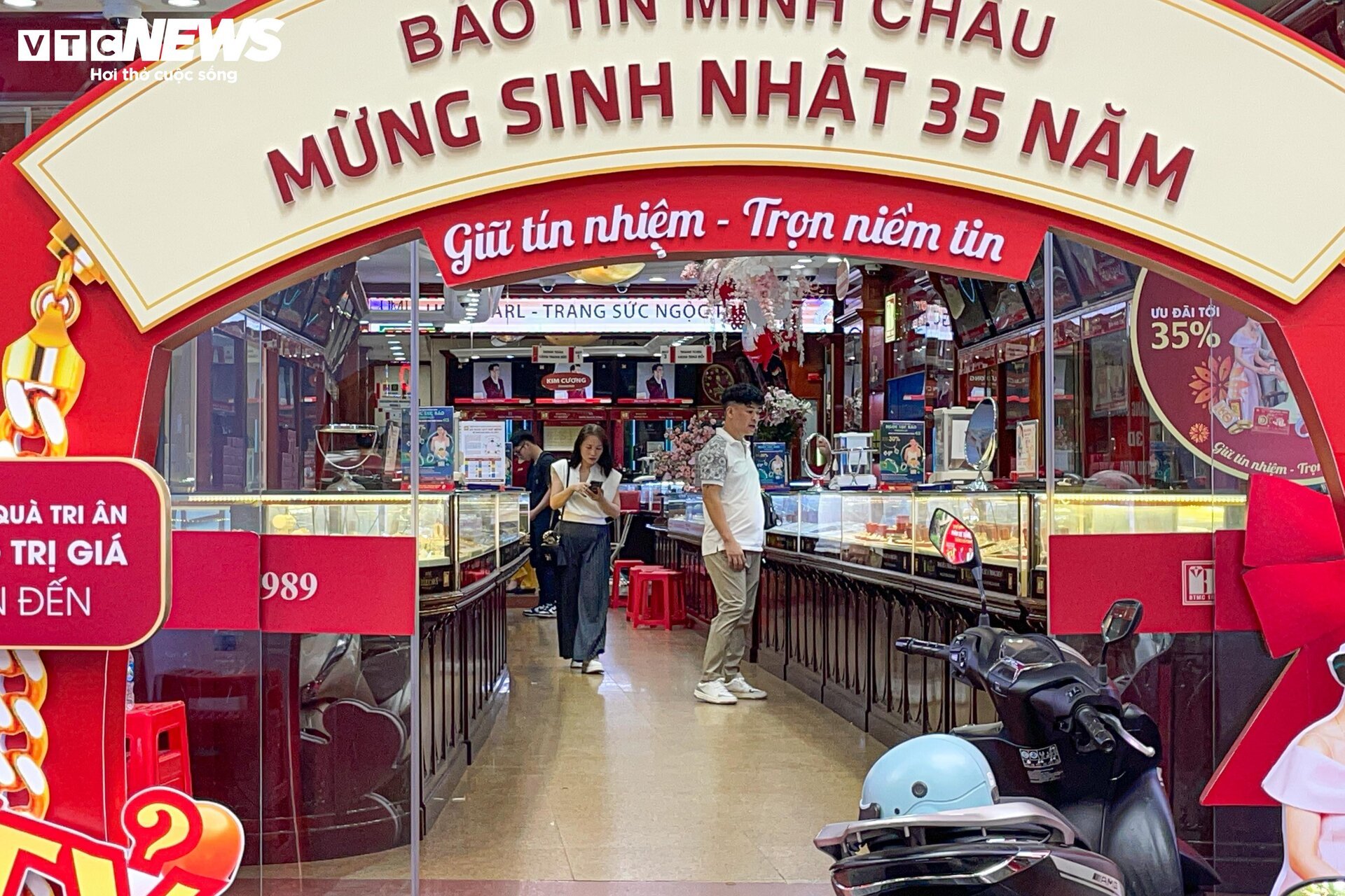 Giá vàng biến động mạnh, cửa hàng ở Hà Nội nhiều lúc ngừng bán- Ảnh 5.