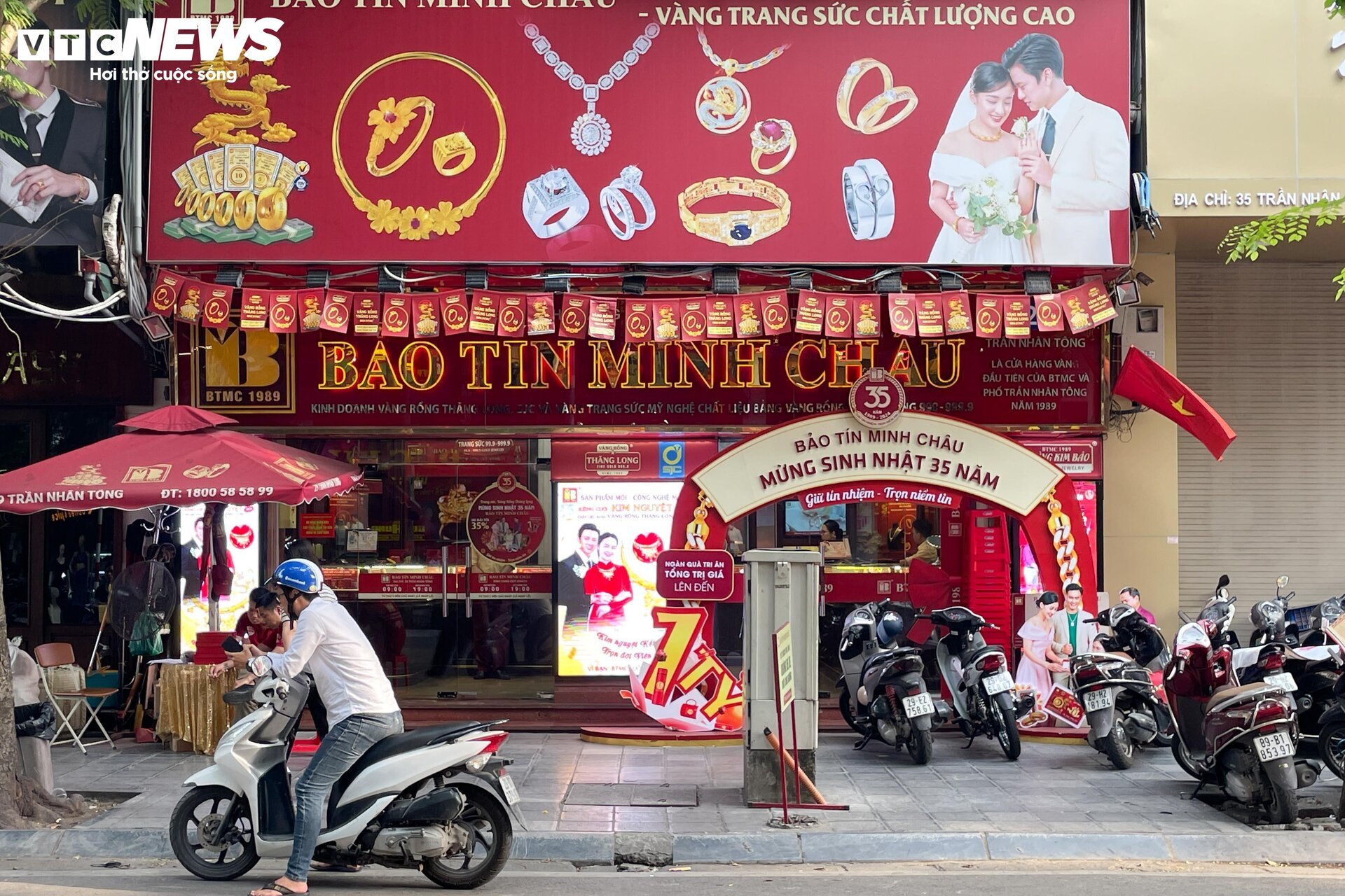 Giá vàng biến động mạnh, cửa hàng ở Hà Nội nhiều lúc ngừng bán- Ảnh 1.