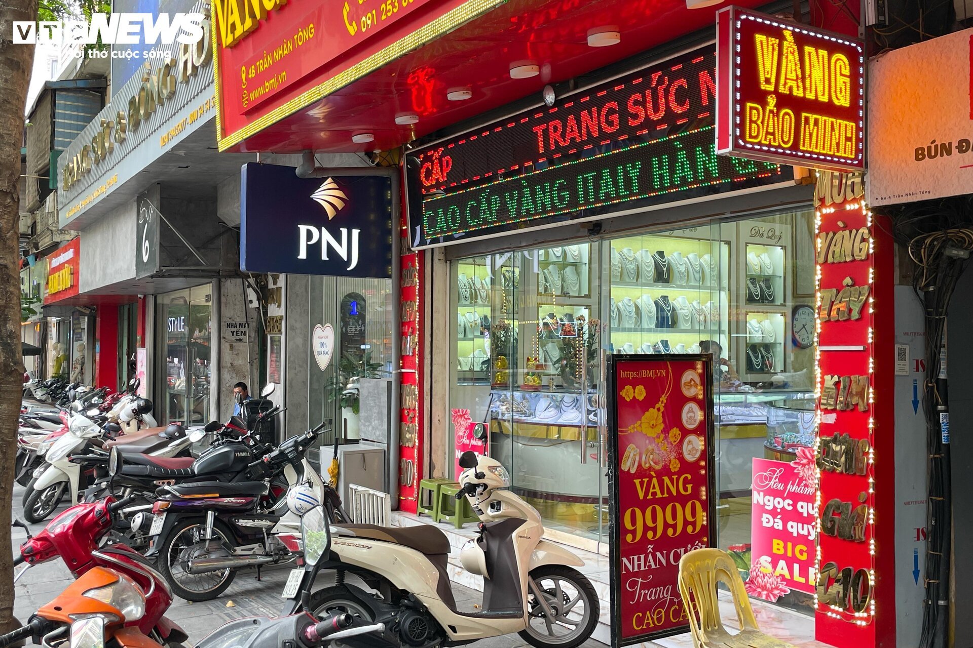 Giá vàng biến động mạnh, cửa hàng ở Hà Nội nhiều lúc ngừng bán- Ảnh 9.