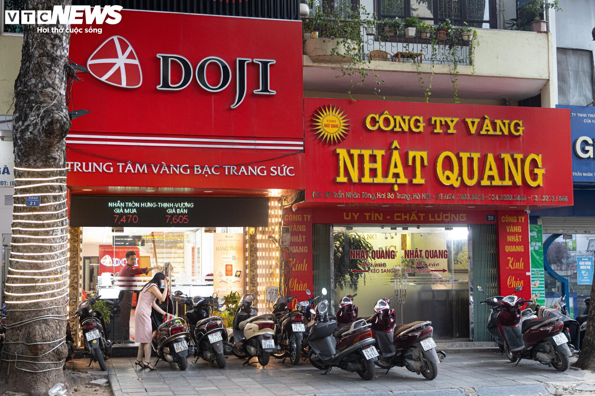Giá vàng biến động mạnh, cửa hàng ở Hà Nội nhiều lúc ngừng bán- Ảnh 7.