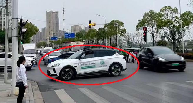 Đi taxi không người lái, hành khách Trung Quốc thót tim vì sự cố giữa đường: Video hiện trường gây chú ý!- Ảnh 2.