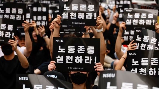 Trung bình kiếm được hơn 2,2 tỷ VND/năm, vì sao 28.000 nhân viên Samsung tại Hàn Quốc vẫn đình công đòi tăng lương?- Ảnh 1.