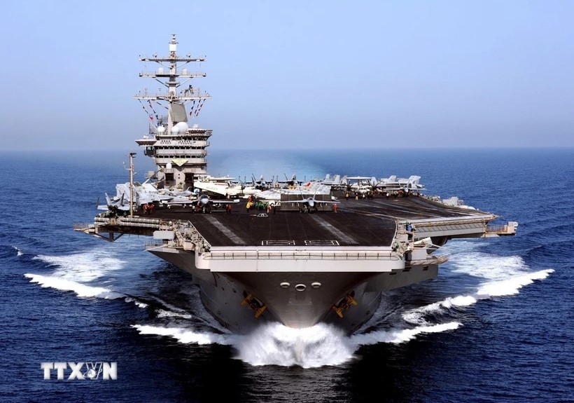 Houthi tuyên bố tấn công tàu sân bay Mỹ trên Biển Đỏ- Ảnh 1.