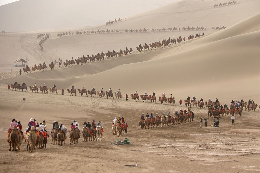Nghẹt thở cảnh du lịch dịp nghỉ lễ ở Trung Quốc: Cả sa mạc cũng 