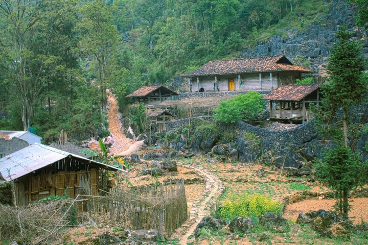 ‘Ngôi làng địa ngục’ ẩn hiện giữa núi đồi Hà Giang: Đẹp mộng mị hớp hồn du khách- Ảnh 1.
