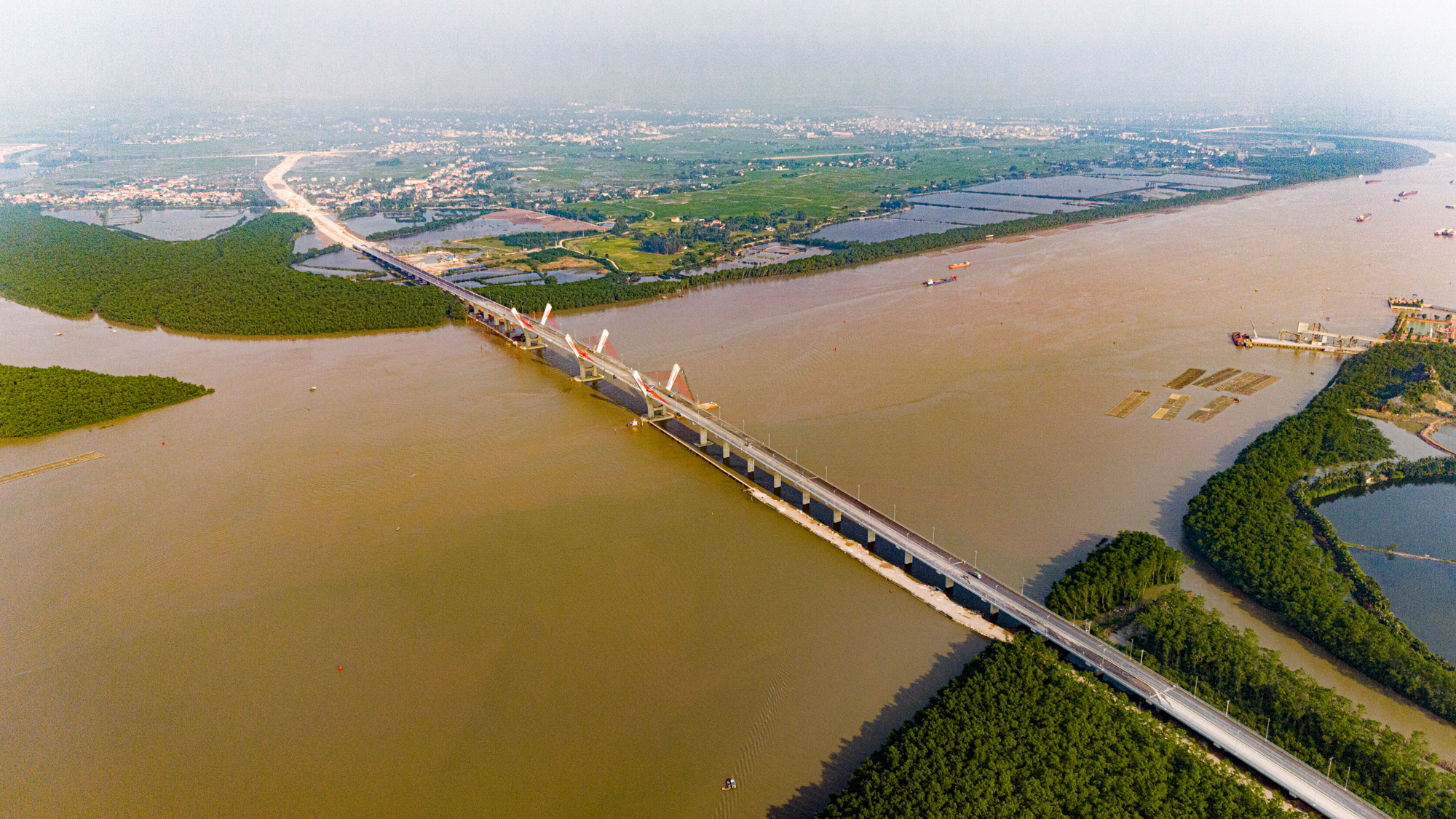 Toàn cảnh khu vực được xây cây cầu trị giá 2.000 tỷ sắp hoàn thành, kết nối Hải Phòng và Quảng Ninh, đưa tuyến phà sông lớn nhất miền Bắc về “nghỉ hưu”.- Ảnh 1.