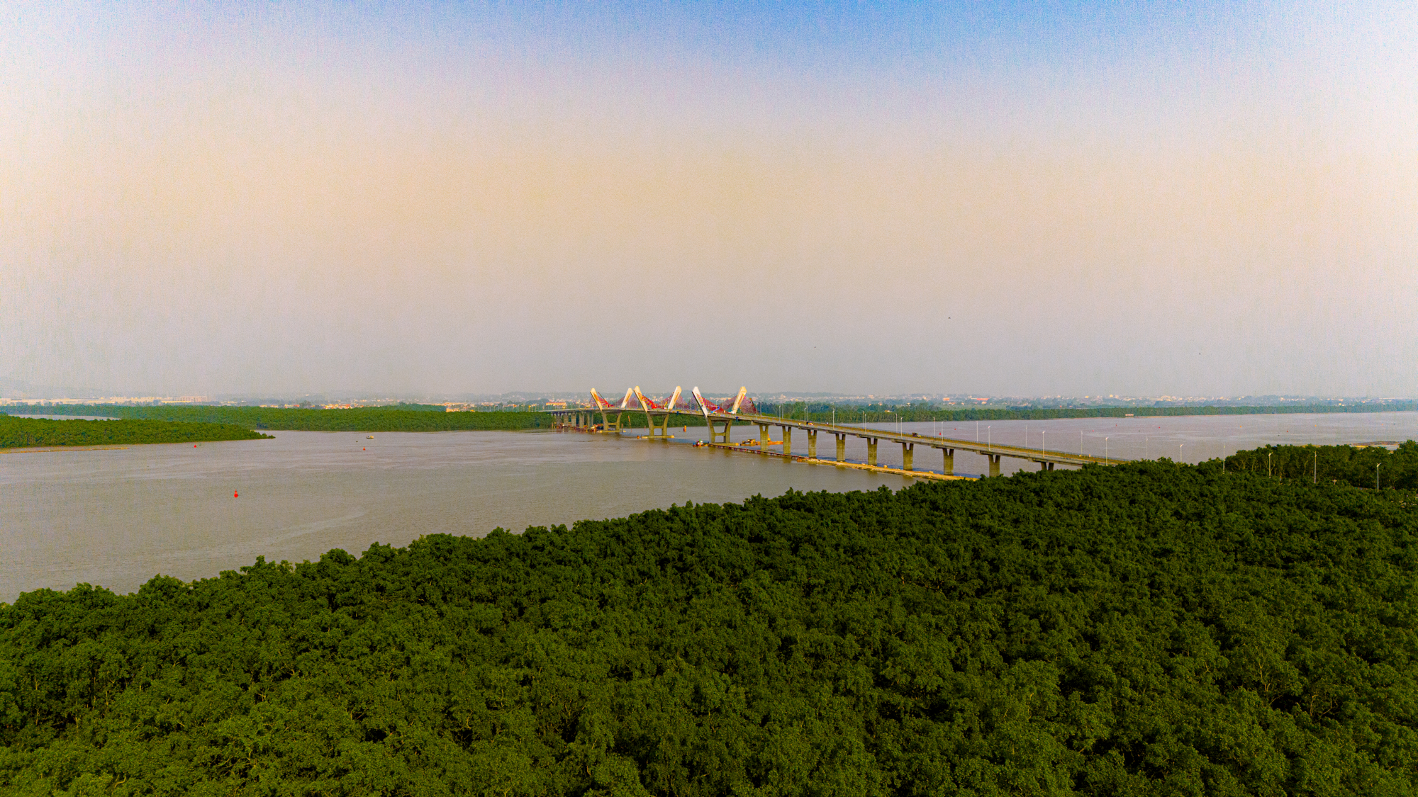Toàn cảnh khu vực được xây cây cầu trị giá 2.000 tỷ sắp hoàn thành, kết nối Hải Phòng và Quảng Ninh, đưa tuyến phà sông lớn nhất miền Bắc về “nghỉ hưu”.- Ảnh 11.
