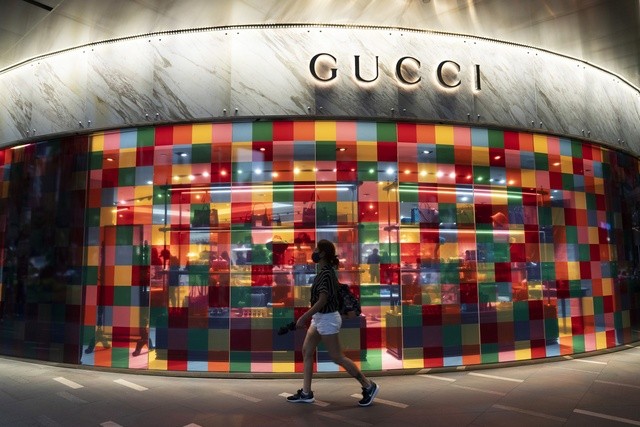 Thời hoàng kim đã xa của Gucci: Từng quen mặt với mức tăng trưởng 2 chữ số nay doanh thu giảm 18%, sai lầm vì phụ thuộc vào Trung Quốc, bộ sưu tập không có gì sáng tạo- Ảnh 1.