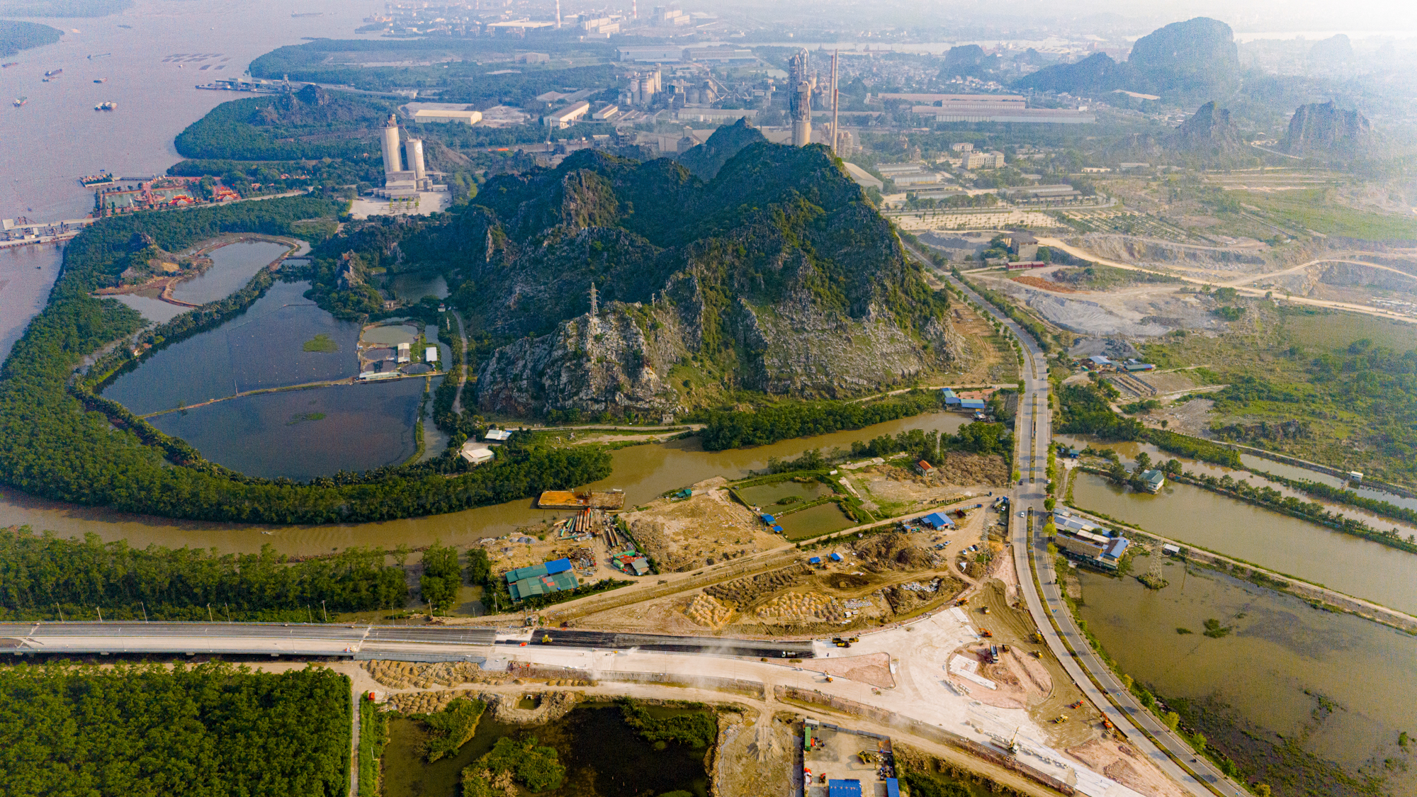 Toàn cảnh khu vực được xây cây cầu trị giá 2.000 tỷ sắp hoàn thành, kết nối Hải Phòng và Quảng Ninh, đưa tuyến phà sông lớn nhất miền Bắc về “nghỉ hưu”.- Ảnh 2.