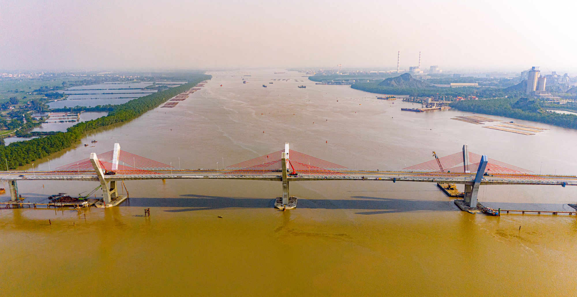 Toàn cảnh khu vực được xây cây cầu trị giá 2.000 tỷ sắp hoàn thành, kết nối Hải Phòng và Quảng Ninh, đưa tuyến phà sông lớn nhất miền Bắc về “nghỉ hưu”.- Ảnh 4.