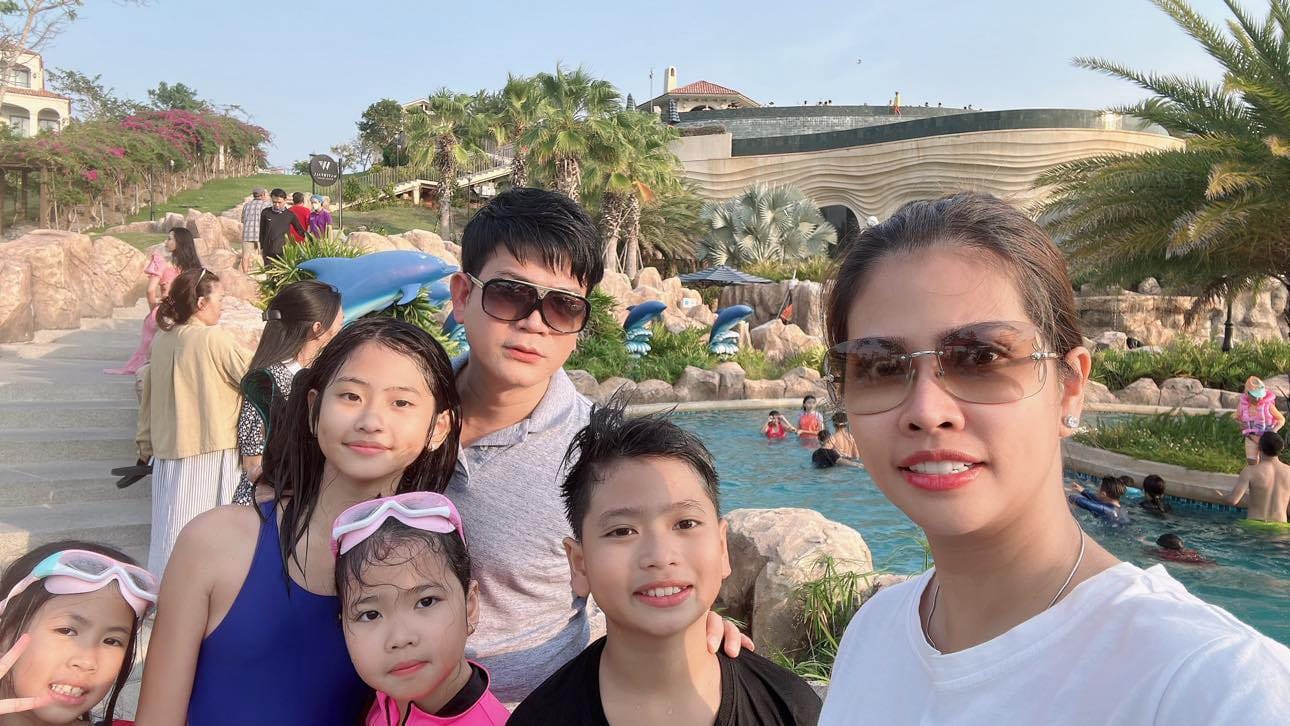 Nam ca sĩ đông con bậc nhất showbiz Việt: Ở biệt thự như resort, cưng chiều, hôn vợ kém 8 tuổi mỗi ngày- Ảnh 3.