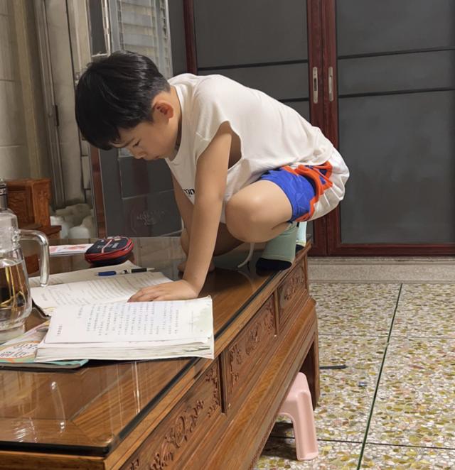 Bài văn 0 điểm của cậu bé tiểu học hot rần rần toàn MXH, khả năng bù số chữ khiến netizen chỉ biết 