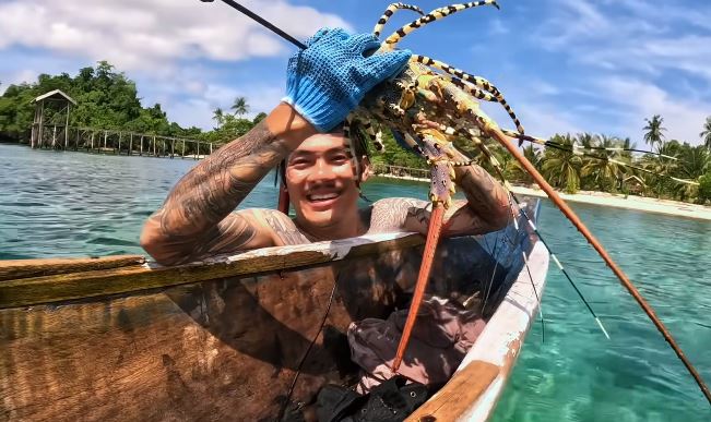 Đi săn tôm hùm khổng lồ ở đảo hoang Indonesia, gã lang thang người Việt chạm mặt Đi săn tôm hùm khổng lồ ở đảo hoang Indonesia, gã lang thang người Việt chạm mặt