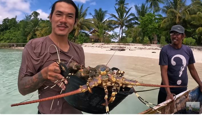 Đi săn tôm hùm khổng lồ ở đảo hoang Indonesia, gã lang thang người Việt chạm mặt 