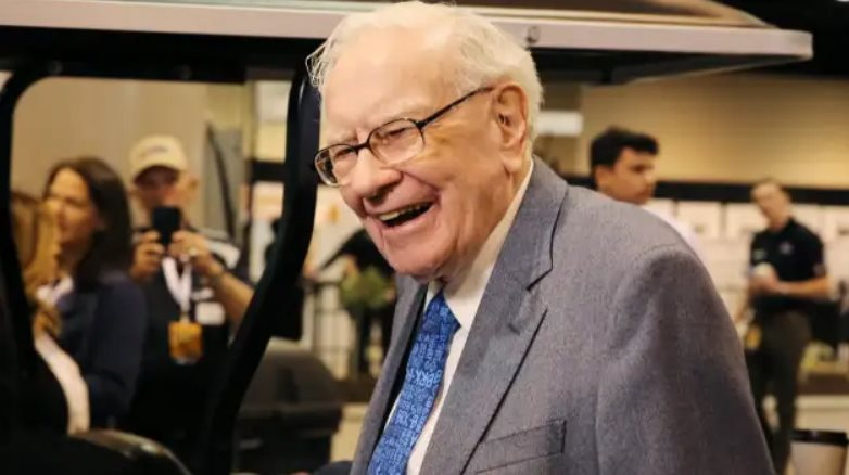 Huyền thoại đầu tư Warren Buffett có thể đã tìm thấy ‘ngôi sao sáng giá’ để rót tiền: Hàng nghìn trader mong đợi cổ phiếu bí mật sớm được tiết lộ trong ĐHCĐ- Ảnh 1.