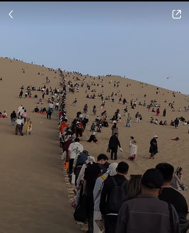 Nghẹt thở cảnh du lịch dịp nghỉ lễ ở Trung Quốc: Cả sa mạc cũng 