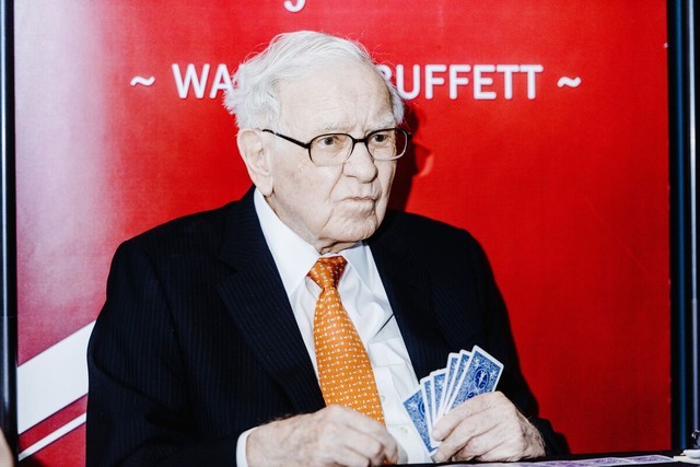 Chuyện gì đây: Cụ ông 93 tuổi Warren Buffett bán tháo cổ phiếu Apple, tích trữ tiền mặt kỷ lục trong khi lợi nhuận giảm 64%- Ảnh 1.