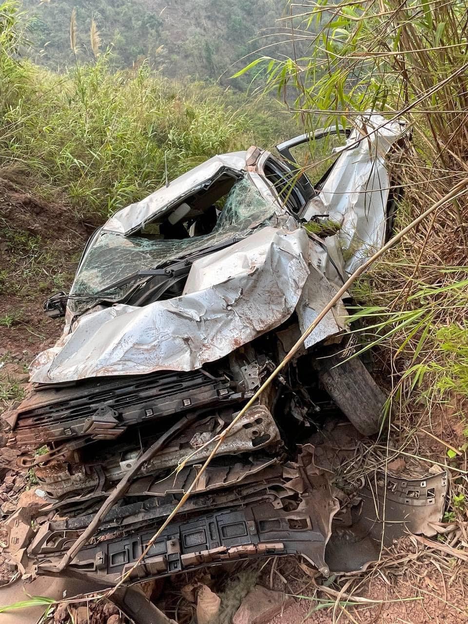 Cái kết thần kỳ trong vụ Suzuki XL7 rơi xuống vực 70m tại Điện Biên: Xe bị vò nát, gia đình 5 người chỉ bị thương nhẹ- Ảnh 3.