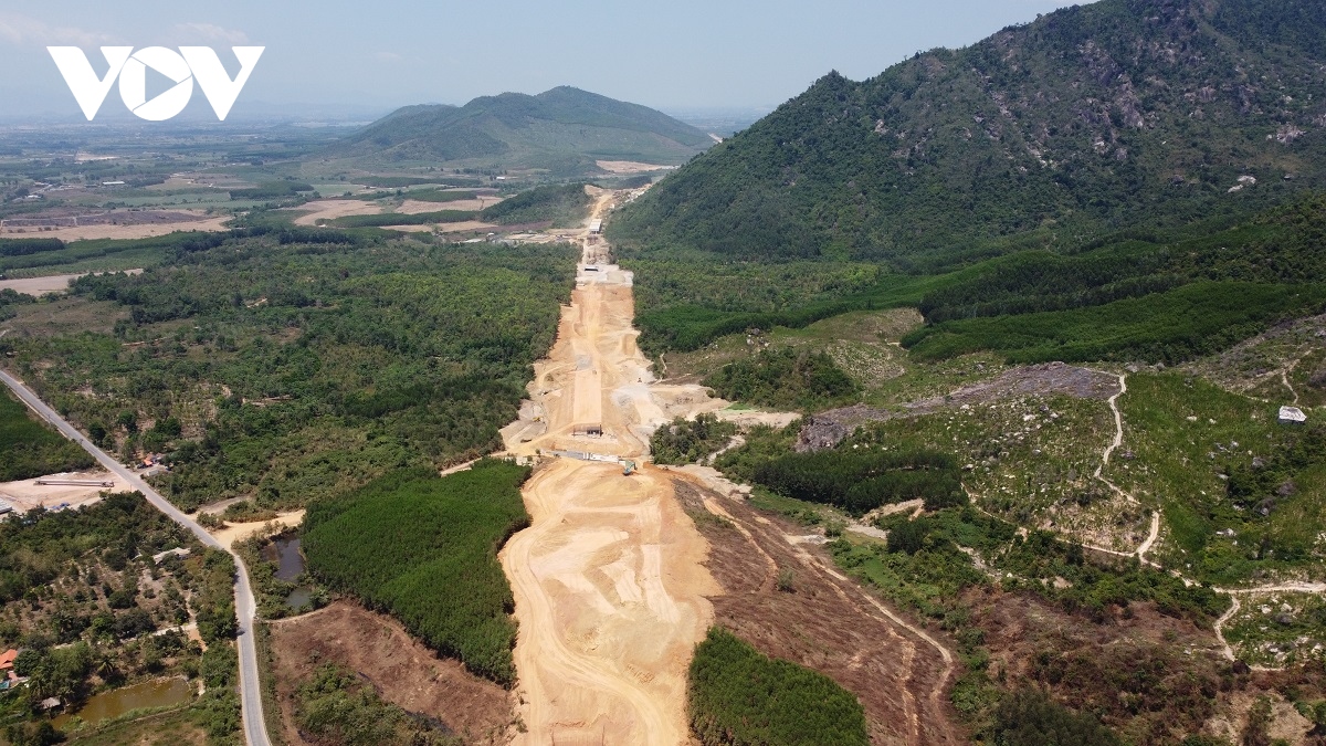 Tháo gỡ khó khăn, rút ngắn tiến độ các dự án cao tốc qua tỉnh Khánh Hòa- Ảnh 2.