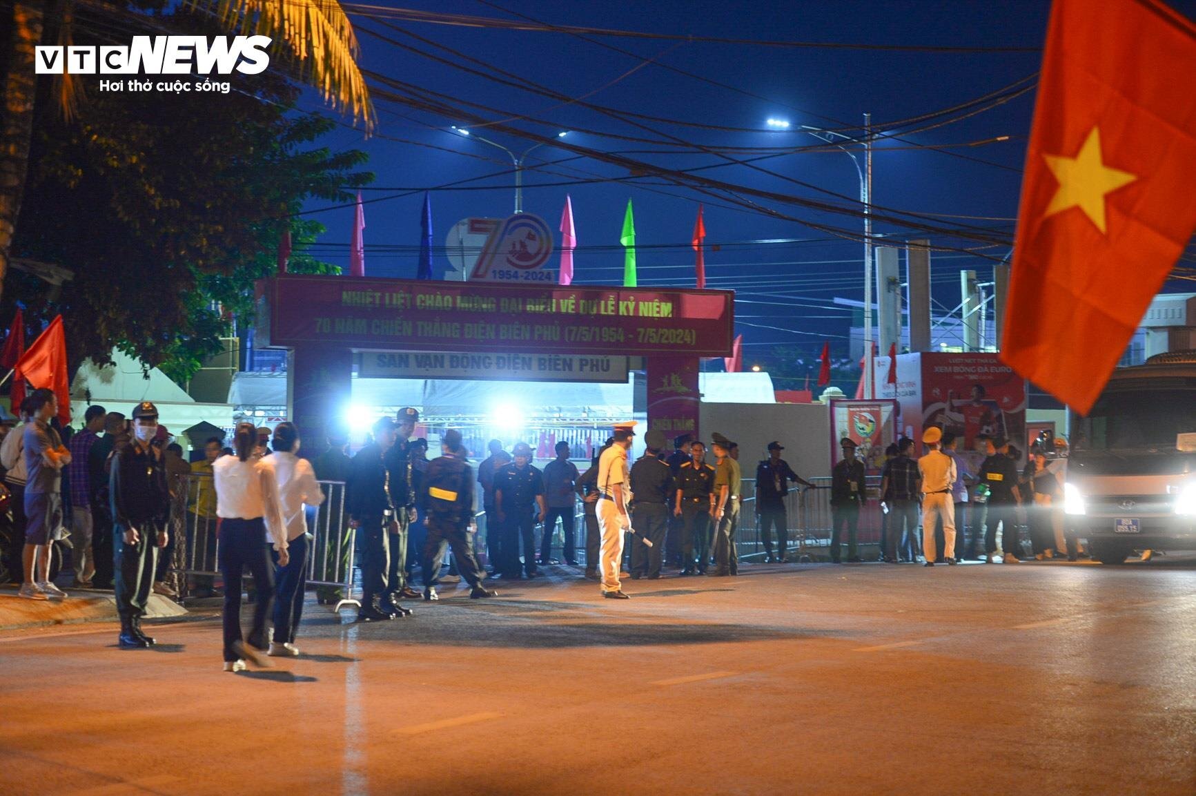 Người dân đến sân vận động Điện Biên từ tờ mờ sáng xem tổng duyệt diễu binh- Ảnh 1.