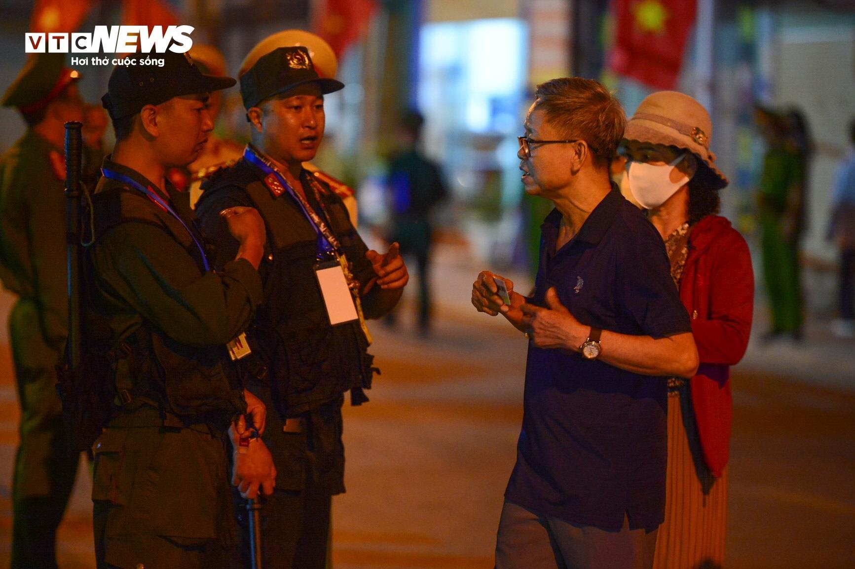 Người dân đến sân vận động Điện Biên từ tờ mờ sáng xem tổng duyệt diễu binh- Ảnh 5.