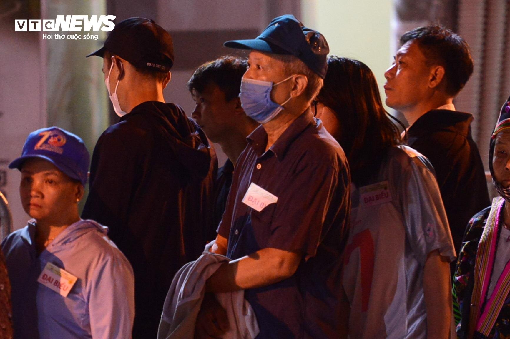 Người dân đến sân vận động Điện Biên từ tờ mờ sáng xem tổng duyệt diễu binh- Ảnh 7.