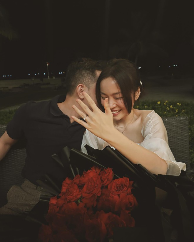 Chị đẹp vừa được cơ trưởng nổi tiếng nhất Việt Nam cầu hôn sau 4 năm, vui quá tuyên bố nghỉ bán hàng- Ảnh 2.