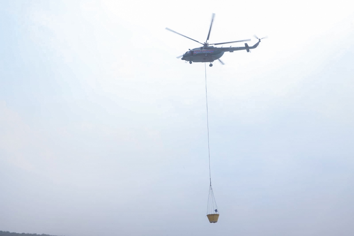 Lào huy động máy bay trực thăng để dập tắt cháy rừng- Ảnh 1.