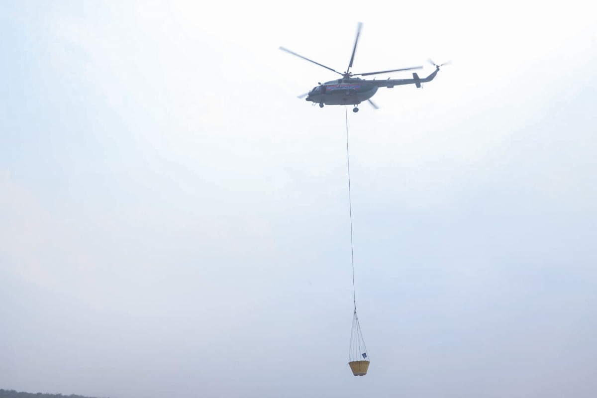 Lào huy động máy bay trực thăng để dập tắt cháy rừng- Ảnh 1. Lào huy động máy bay trực thăng để dập tắt cháy rừng- Ảnh 1.