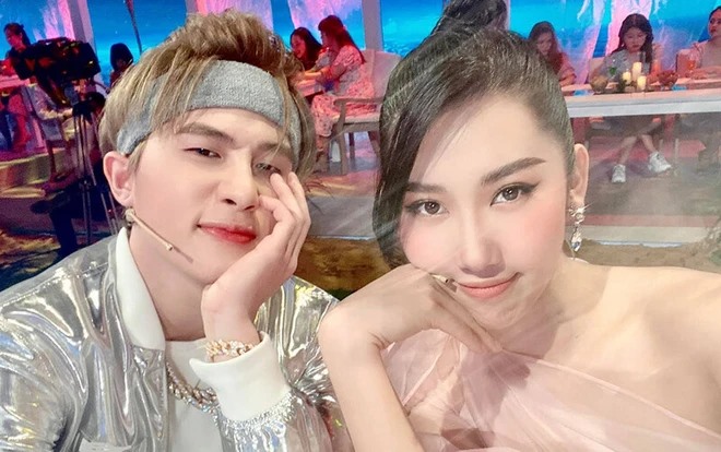 2 mỹ nhân Vbiz chung hội bạn nhưng 5 lần 7 lượt dính tin đồn nghỉ chơi, thái độ khi được 2 mỹ nhân Vbiz chung hội bạn nhưng 5 lần 7 lượt dính tin đồn nghỉ chơi, thái độ khi được