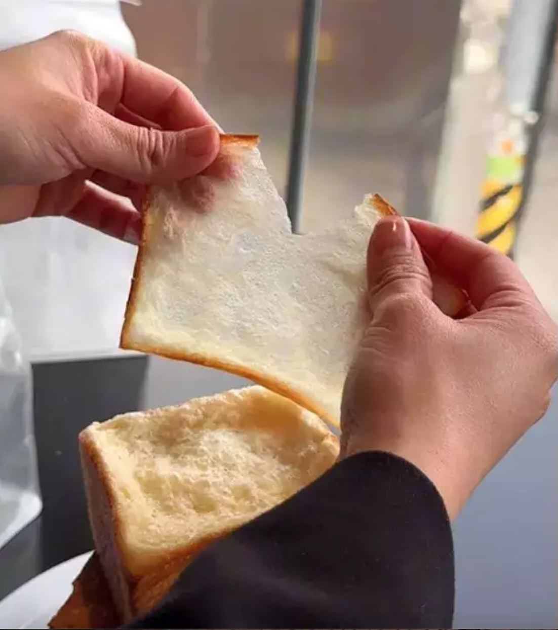 Xuất hiện loại bánh mì mỏng như tờ giấy ăn, dân mạng rần rần thích thú: 