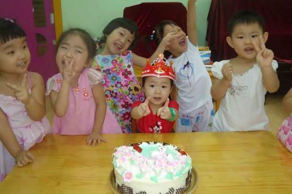 Người mẹ mua chiếc bánh sinh nhật lên lớp mừng tuổi con bị cô giáo Người mẹ mua chiếc bánh sinh nhật lên lớp mừng tuổi con bị cô giáo