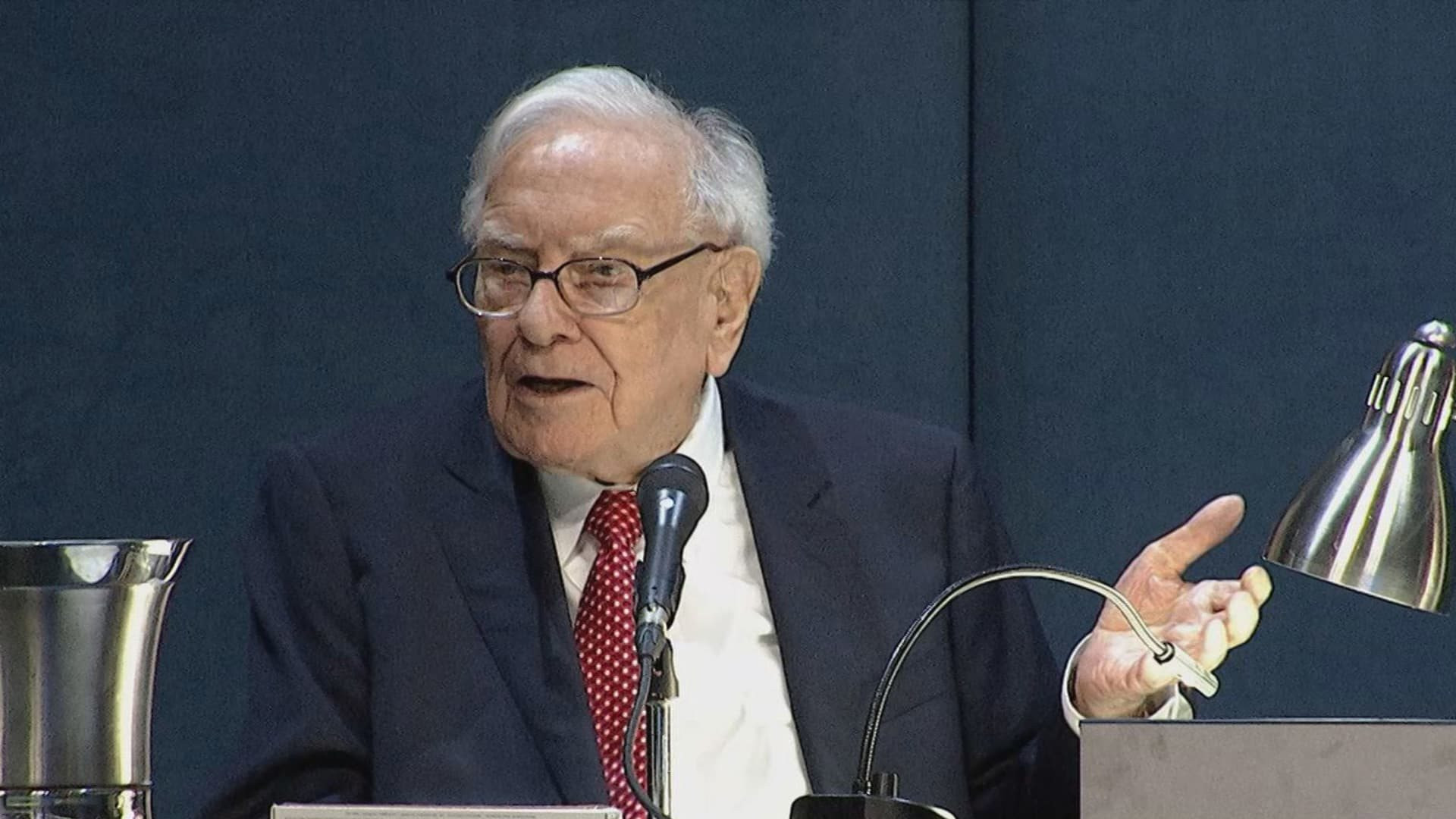 Màn né tránh đỉnh cao của thiên tài đầu tư Warren Buffett khi được hỏi có mua cổ phiếu theo lời vợ không- Ảnh 1.