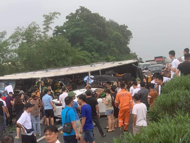 Tai nạn liên hoàn giữa 6 ô tô trên cao tốc Nội Bài - Lào Cai- Ảnh 1.