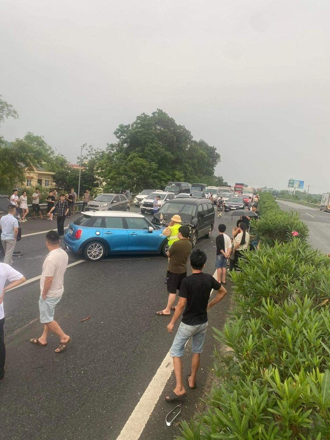 Tai nạn liên hoàn giữa 6 ô tô trên cao tốc Nội Bài - Lào Cai- Ảnh 2.