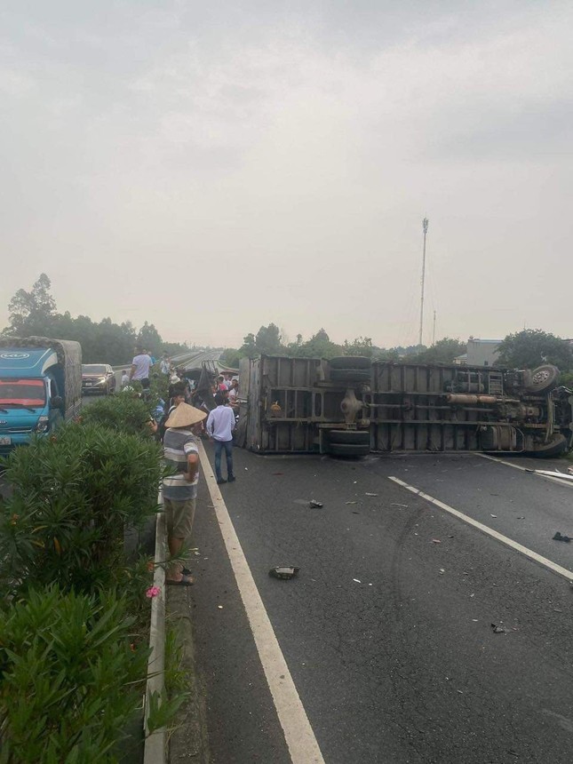Tai nạn liên hoàn giữa 6 ô tô trên cao tốc Nội Bài - Lào Cai- Ảnh 3.