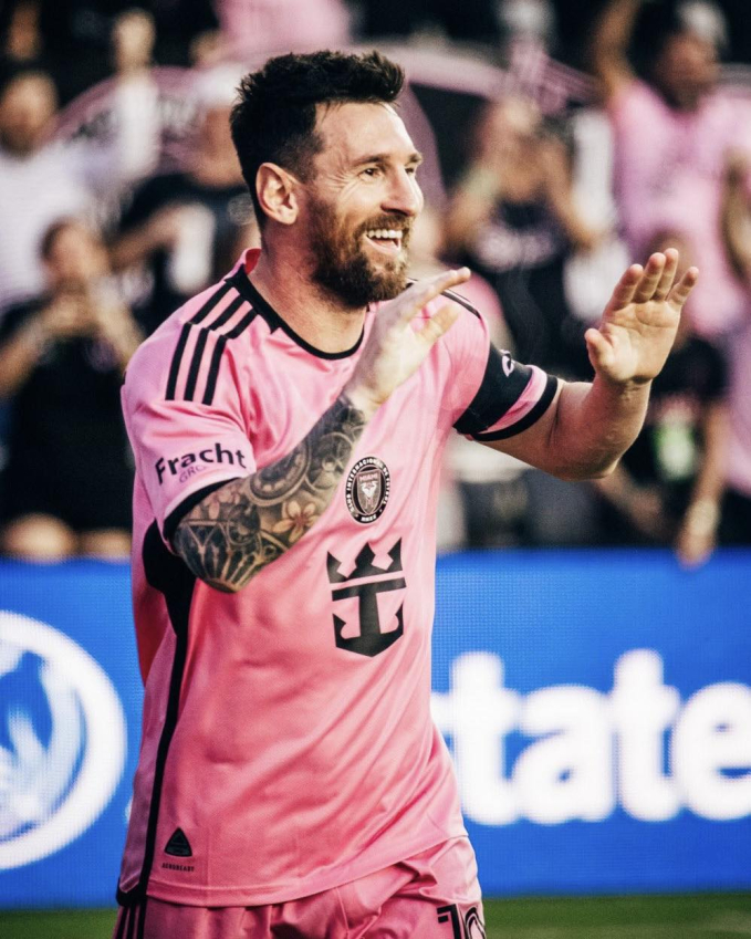 Messi có hành động bất ngờ khi được vệ sĩ ném cho trái bóng, fan khen ngợi khi biết lý do đằng sau- Ảnh 4.